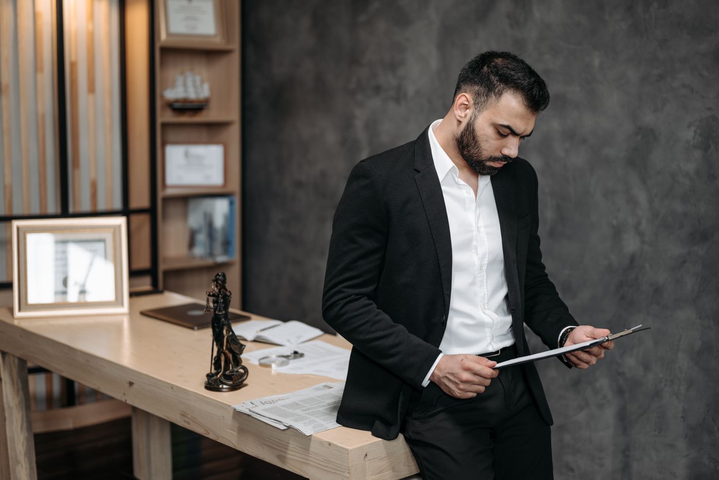 Conseiller en costume examinant des documents dans son bureau